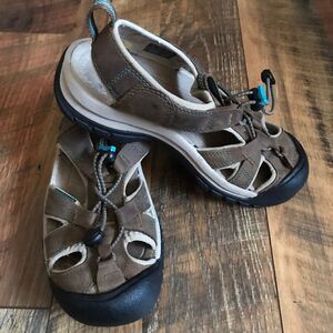 Keen Hybridlife women’s  Size 7 sandals shoes dark earth preowned comfortable